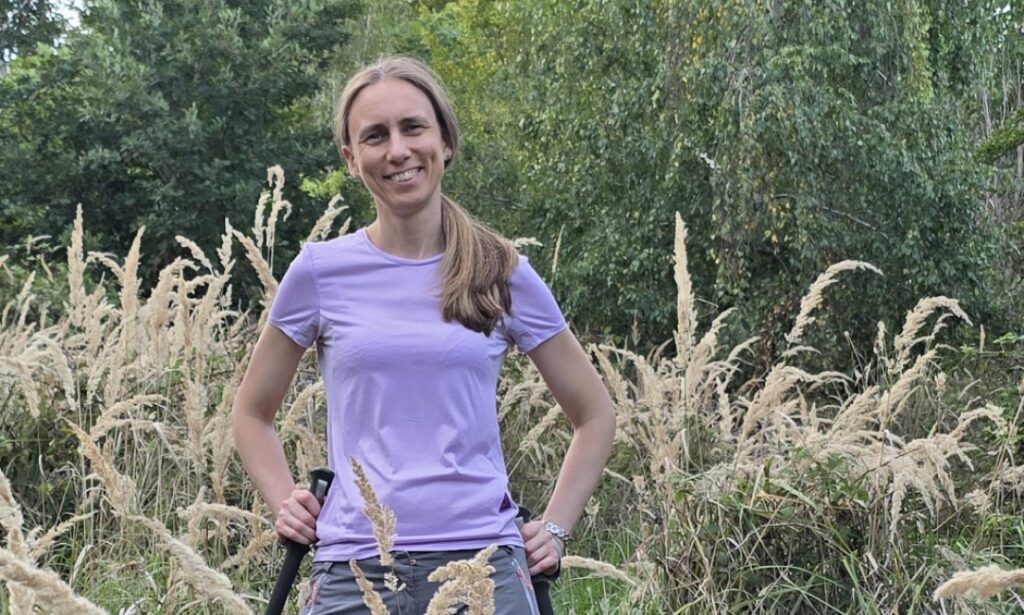 autoportet v trave 1083x650